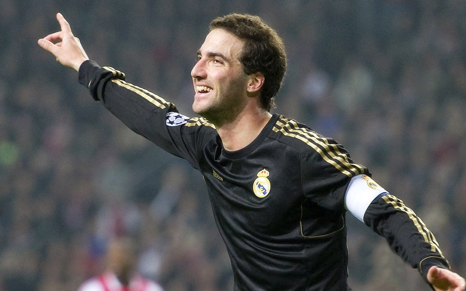 双线战场的神迹,从掘金团队火力的碾压到浓眉欧冠的个人英雄主义