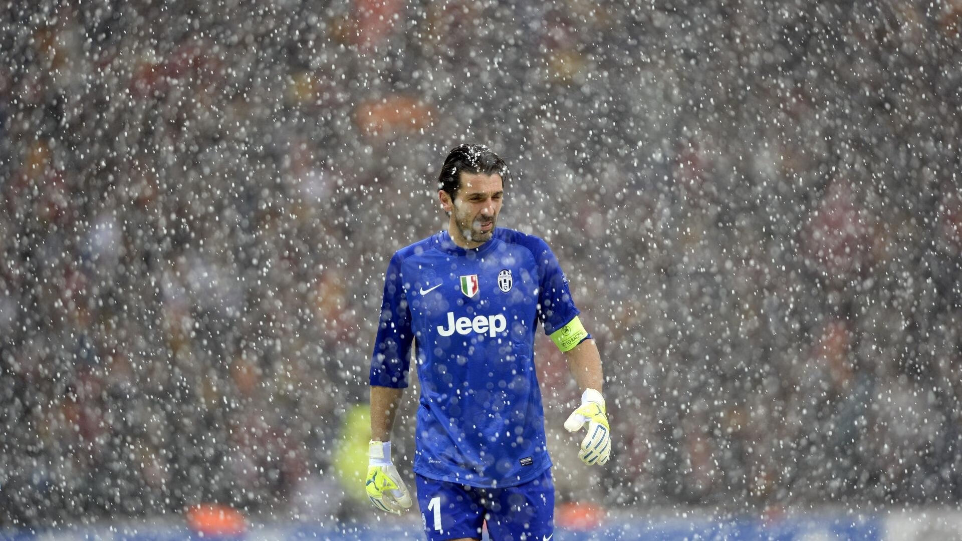 绿茵场与柏油路的双重奏，当传统足球的碾压遇上F1街道的接管