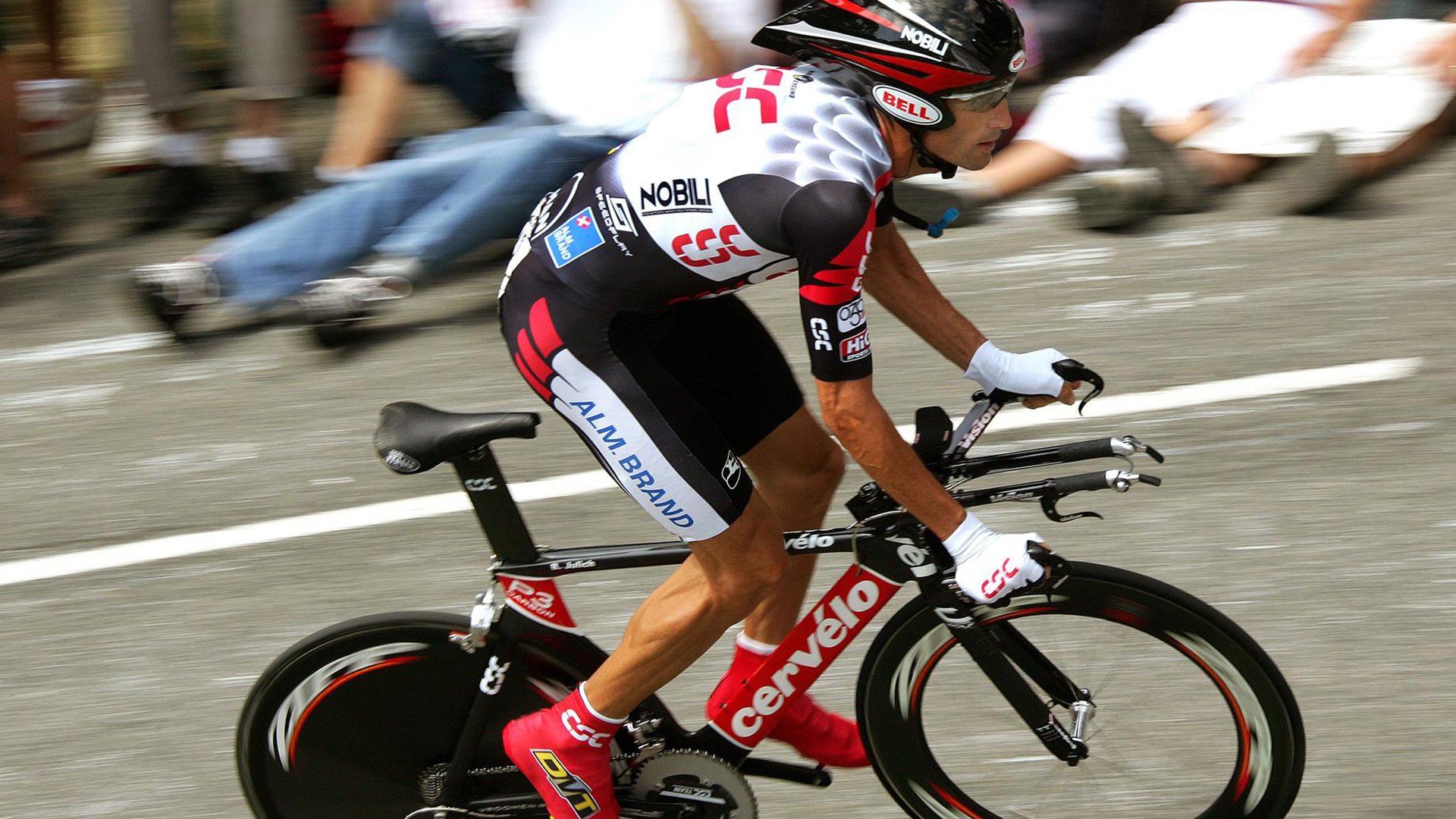 F1引擎轰鸣之夜，德罗赞在另一端跳起芭蕾舞步